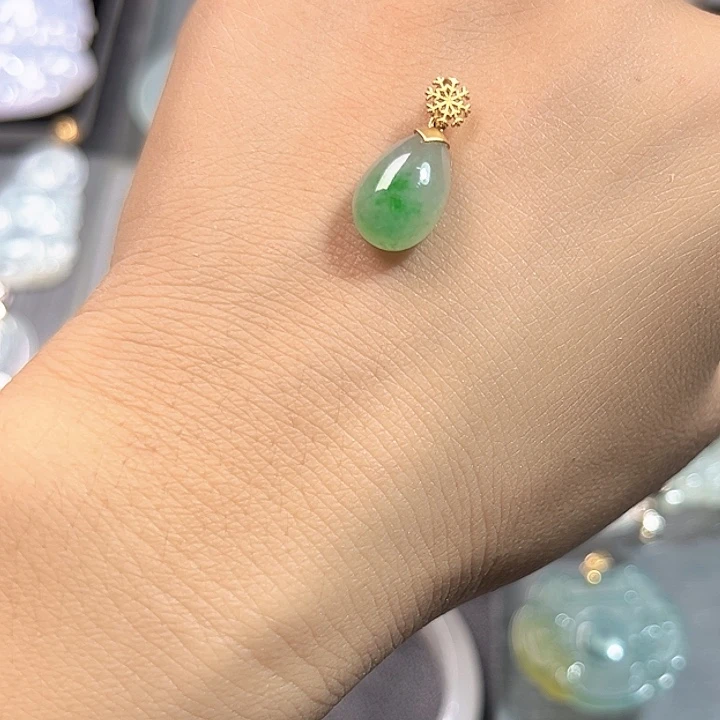 翡翠未镶嵌颈饰水滴