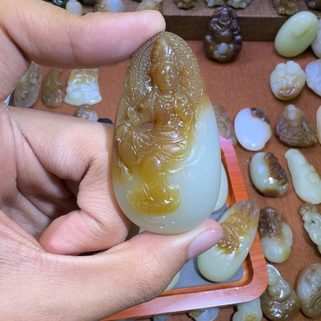 韦***俊和田玉未镶嵌颈饰