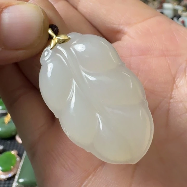 和田玉18K金镶嵌颈饰白玉叶子