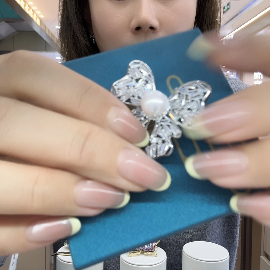 合金胸饰淡水珍珠