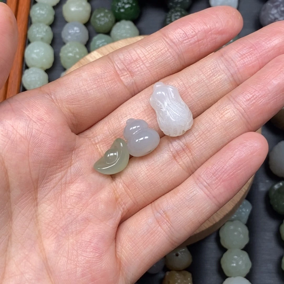 敏***络和田玉未镶嵌颈饰