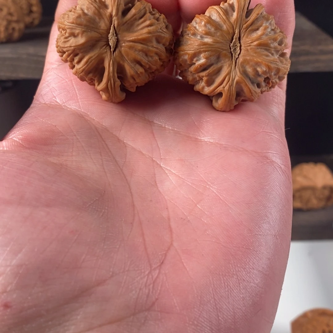 文玩核桃吊坠k**a36白狮子