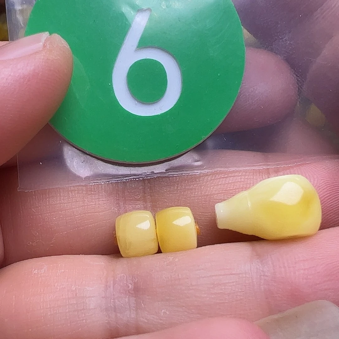 未镶嵌蜜蜡裸石。