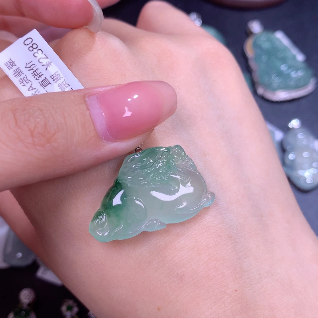 翡翠未镶嵌颈饰笙*麒麟