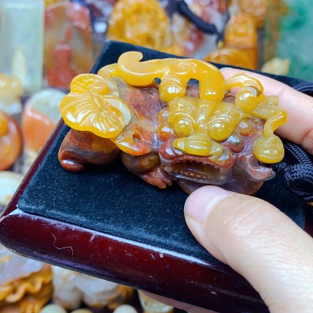 石英质玉（黄龙玉）未镶嵌颈饰