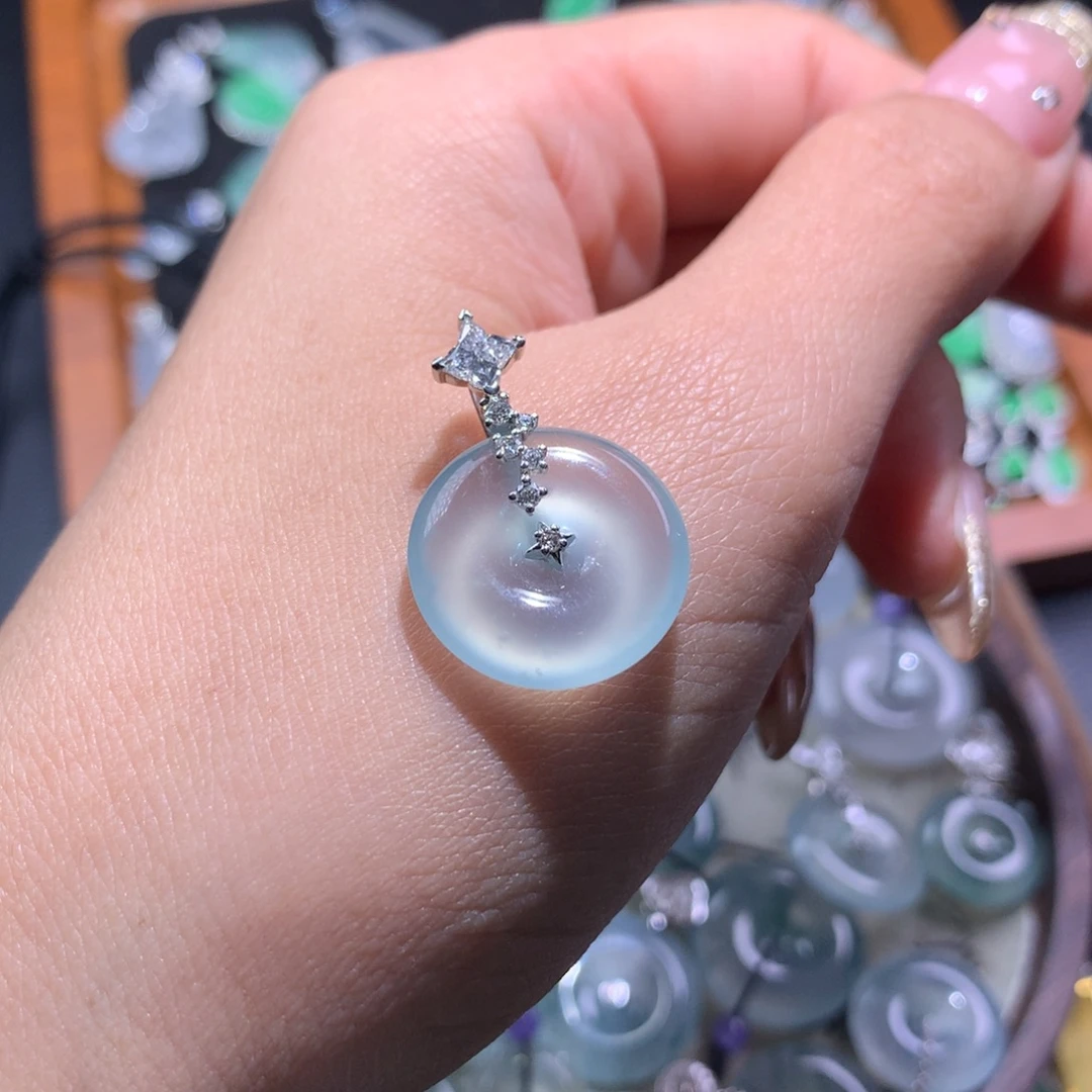 翡翠18K金镶嵌颈饰冰川蓝雪花棉平安扣