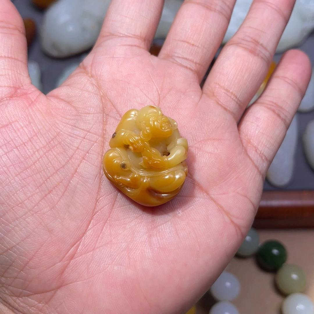 和田玉未镶嵌颈饰小*哥