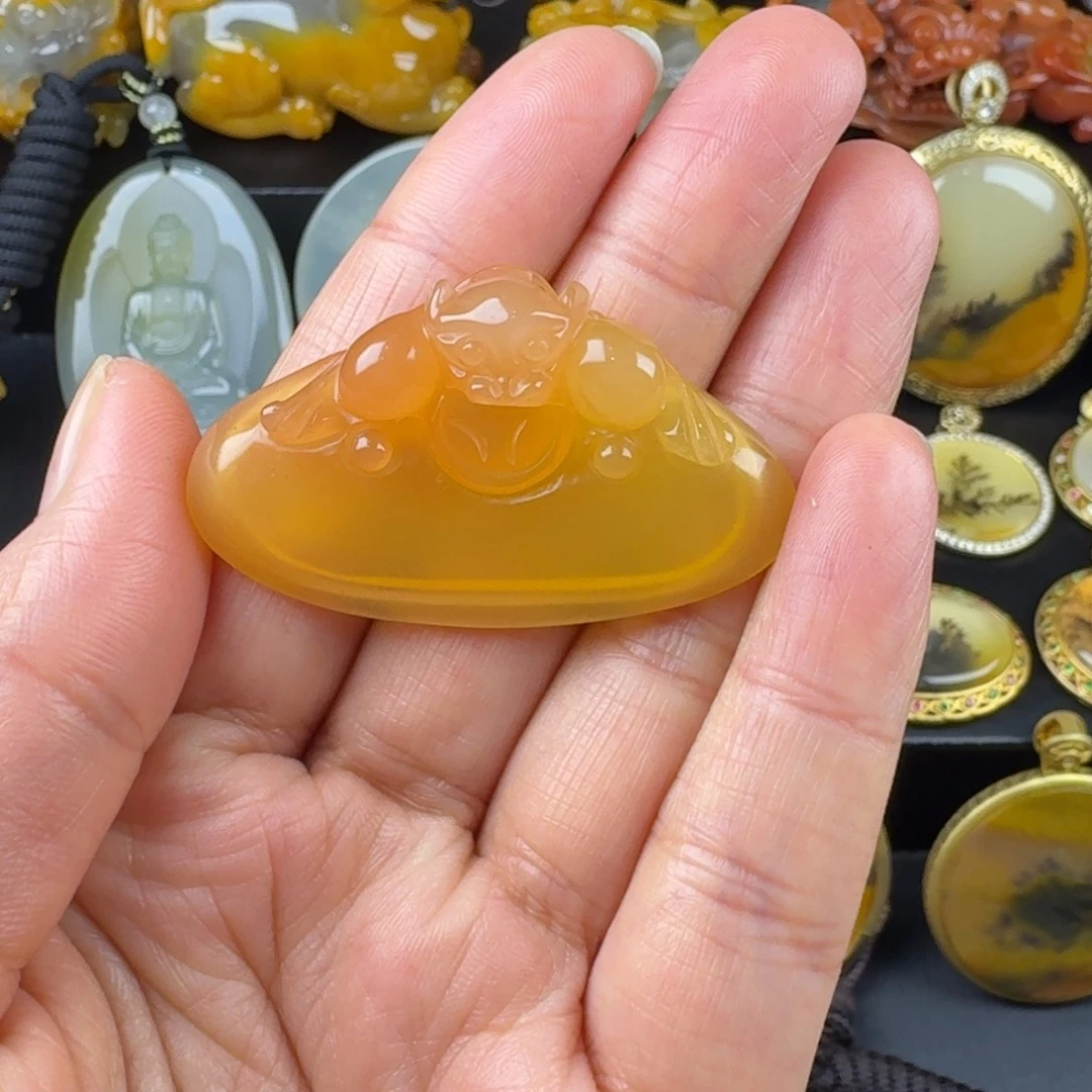 石英质玉（黄龙玉）未镶嵌颈饰