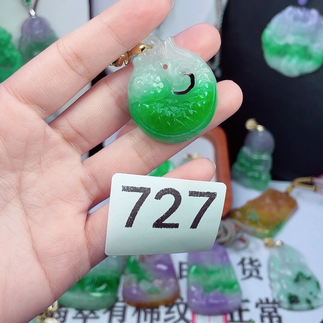 翡翠未镶嵌吊坠(赠链)