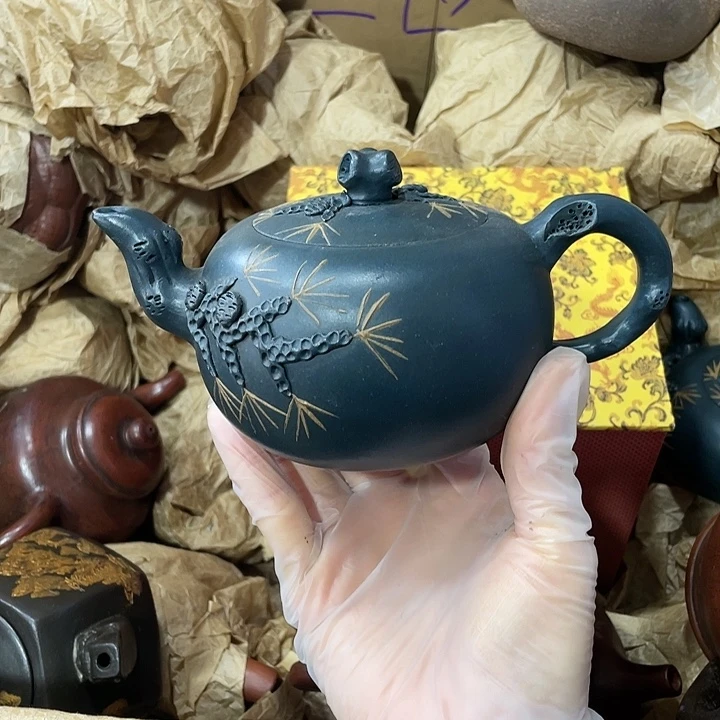 紫砂茶壶原矿泥料手工制作的一把紫砂壶。