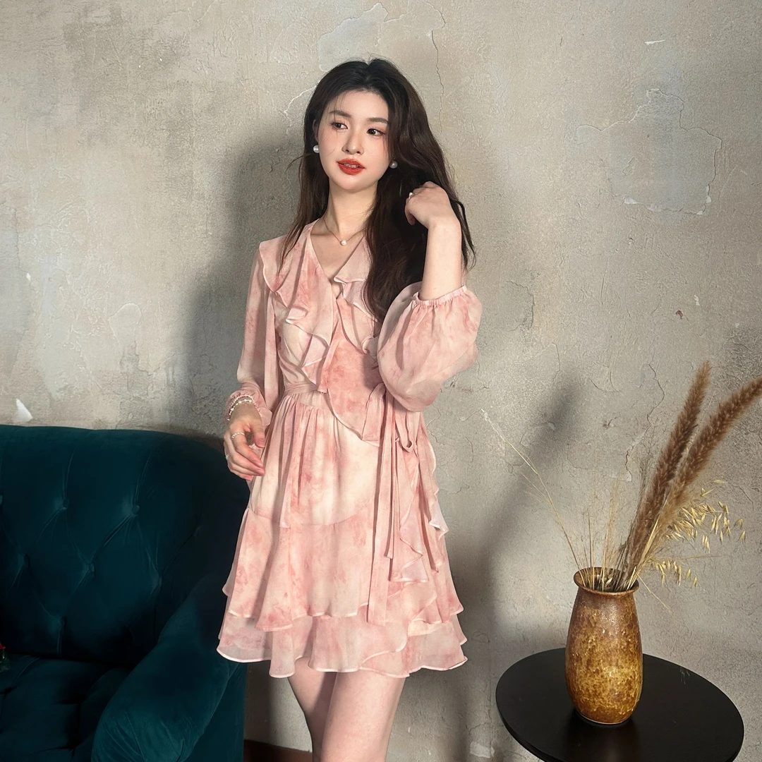 2025新款气质穿搭温柔夏日短裙高级感粉色荷叶边度假碎花裙连衣裙