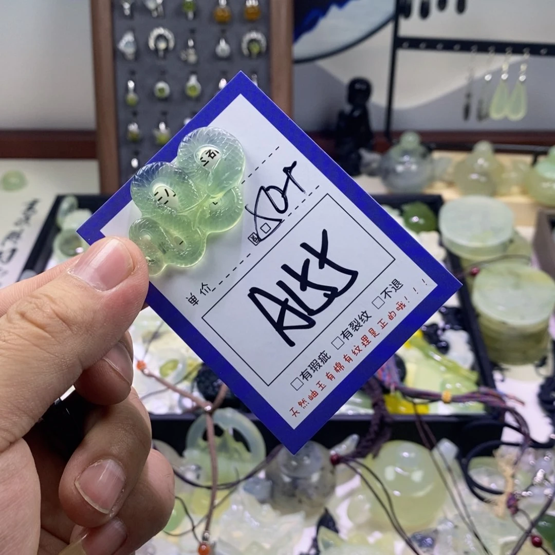 蛇纹石玉颈饰未镶嵌我****饭