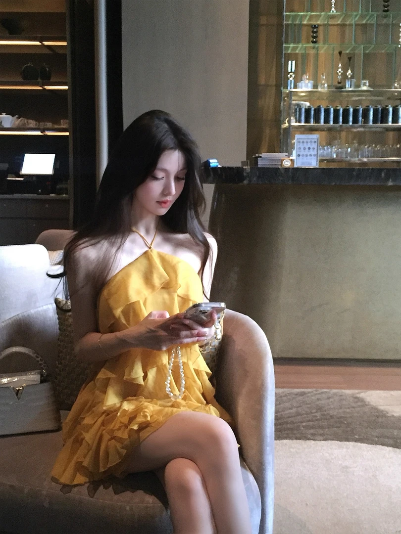 黄色荷叶边挂脖连衣裙女2025夏盐系度假风修身显瘦纯欲风绝美短裙