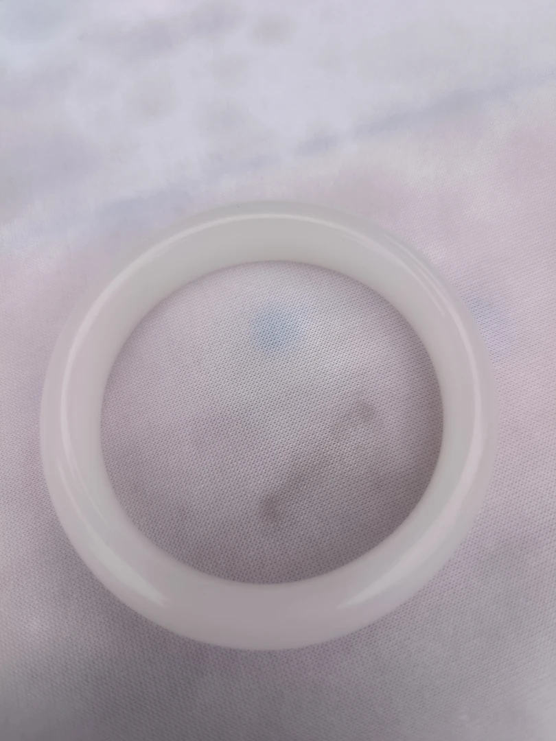 58白玉手镯色泽鲜艳