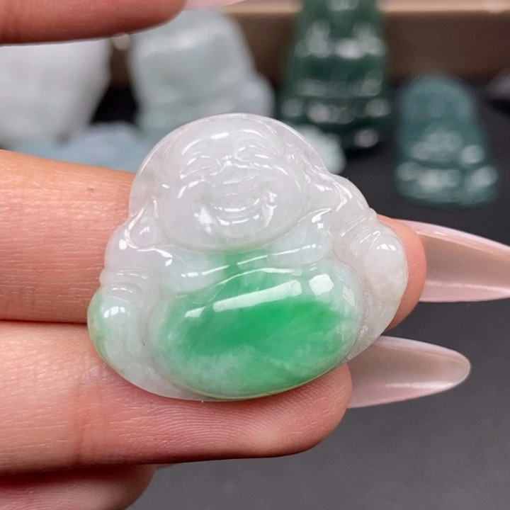 翡翠未镶嵌颈饰大肚佛