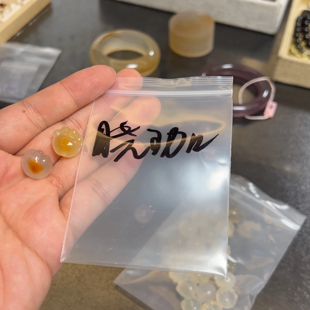 玛瑙/玉髓未镶嵌珠宝半成品?***。其中一个