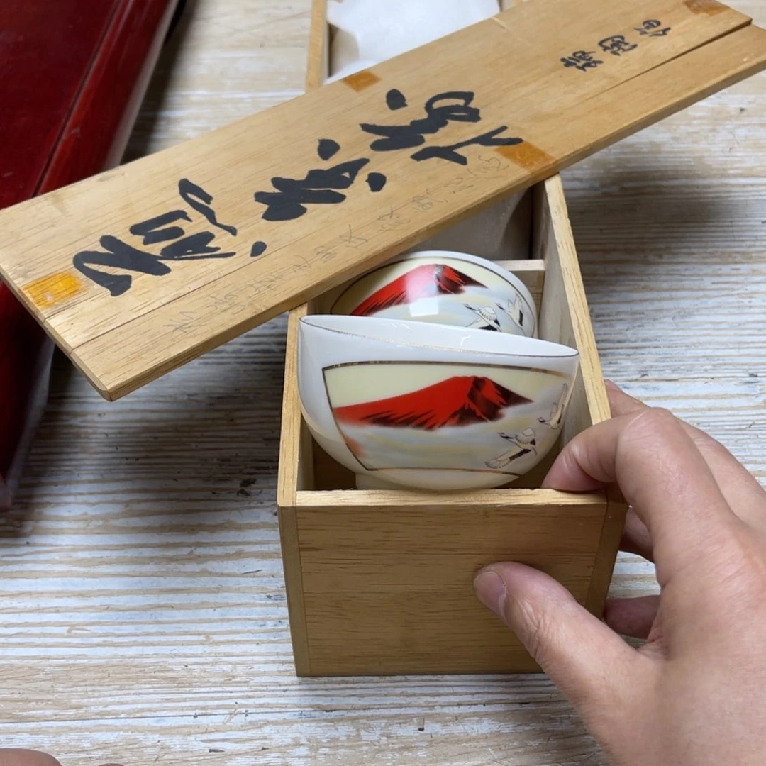 瓷片料****厨密密麻麻地排列着一个