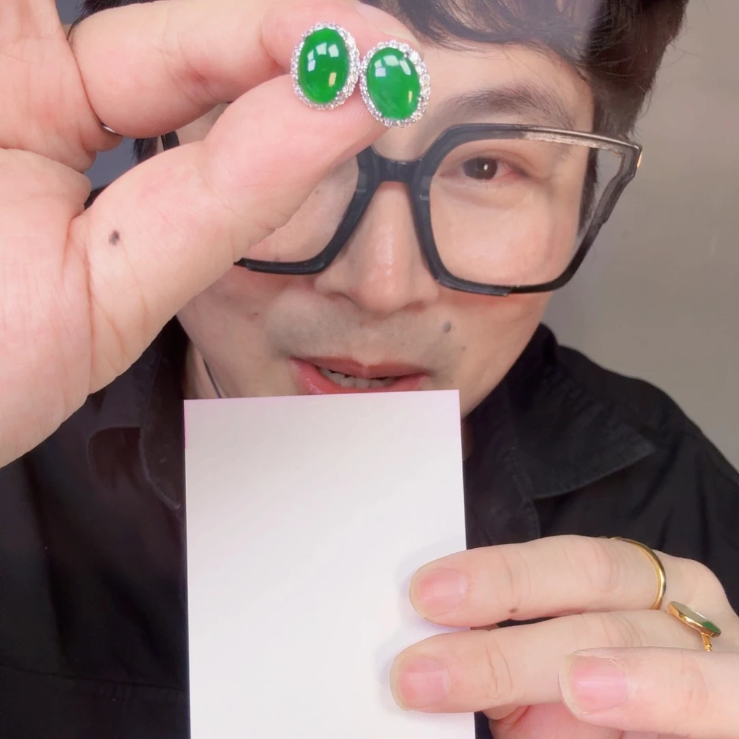 翡翠未镶嵌颈饰一对