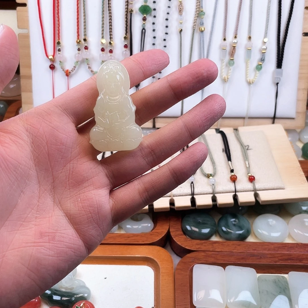 颈饰未镶嵌石英质玉