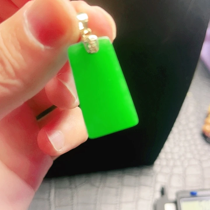 颈饰18K金镶嵌翡翠