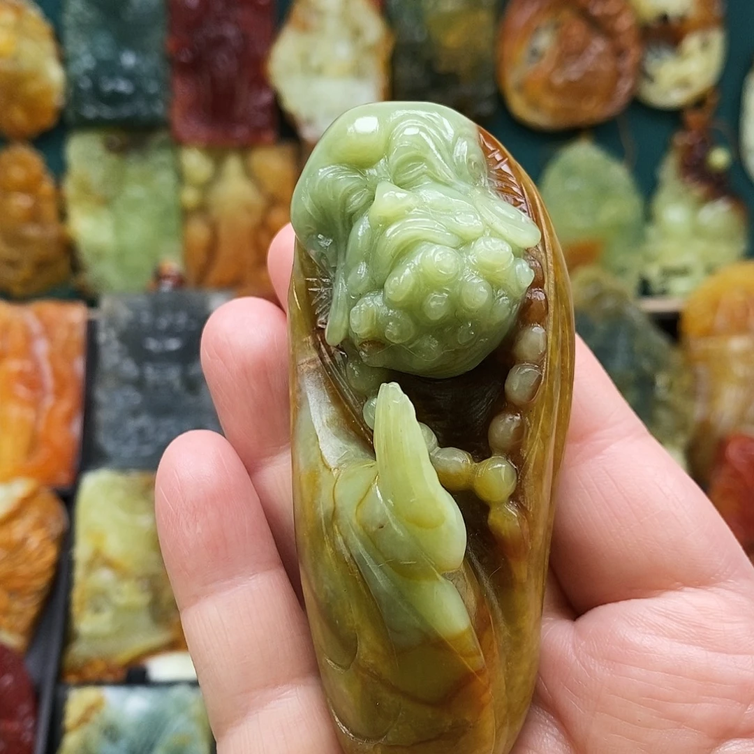 蛇纹石玉未镶嵌颈饰达摩