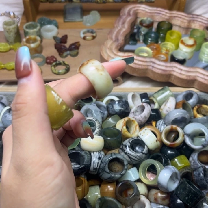 ****翡蛇纹石玉未镶嵌戒圈