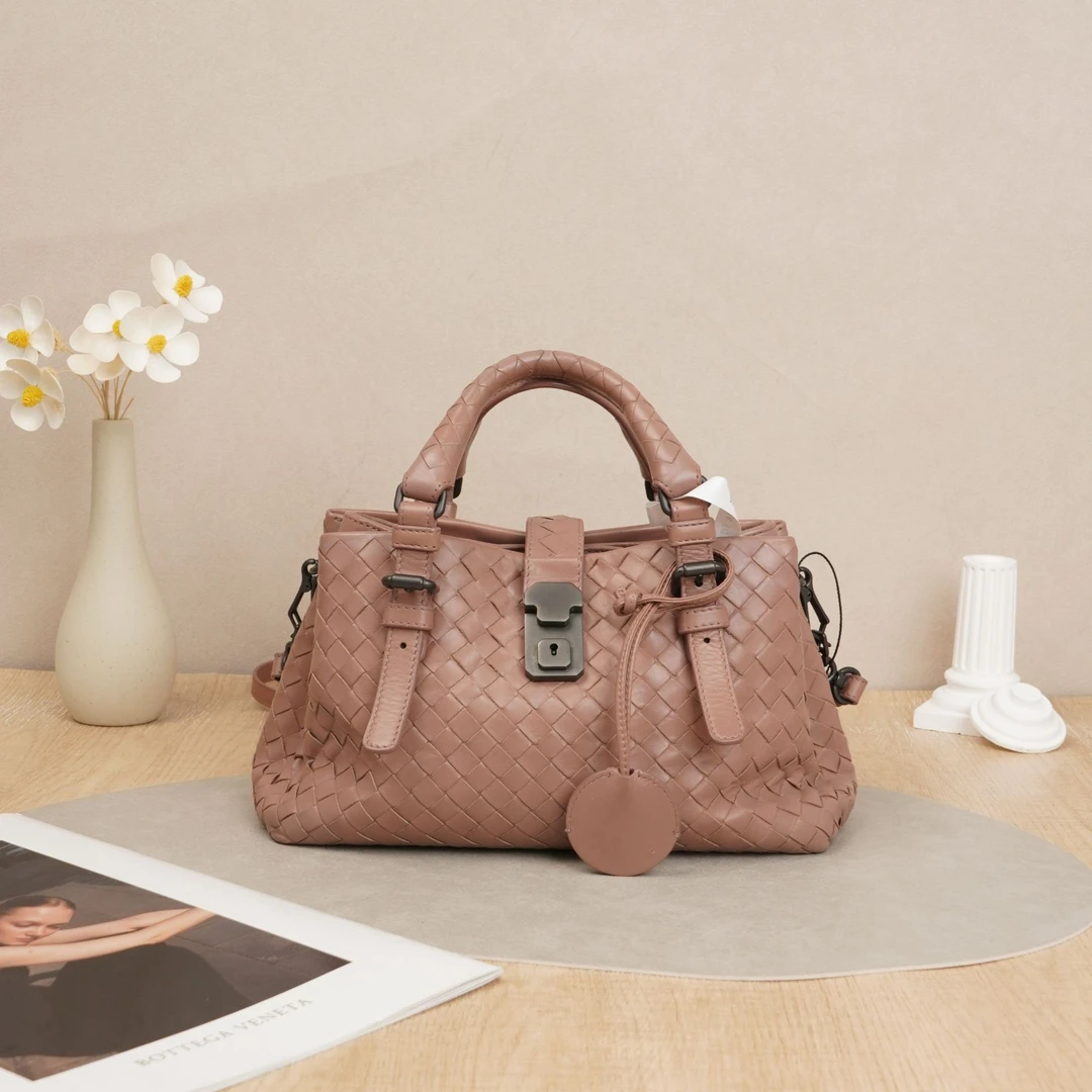 95新 BOTTEGA VENETA/葆蝶家 罗马mini藕粉色牛皮/肩带/DS027186