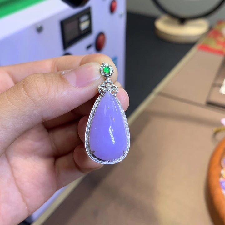 大***星颈饰18K金镶嵌翡翠翡翠
