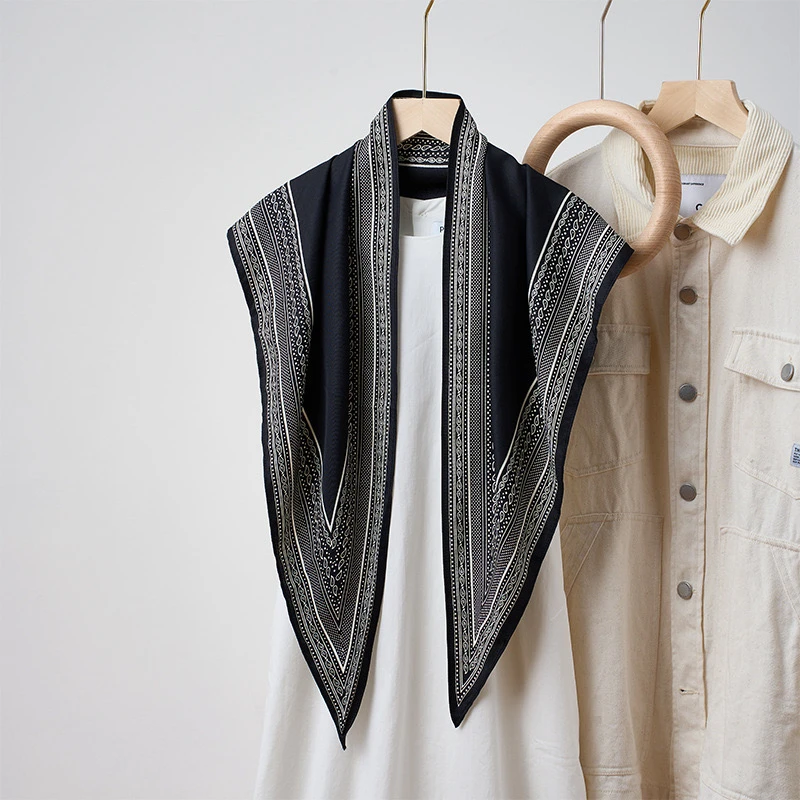 新款简约白色多功能披肩纯色极简菱形巾仿真丝斜纹凉感三角形丝巾