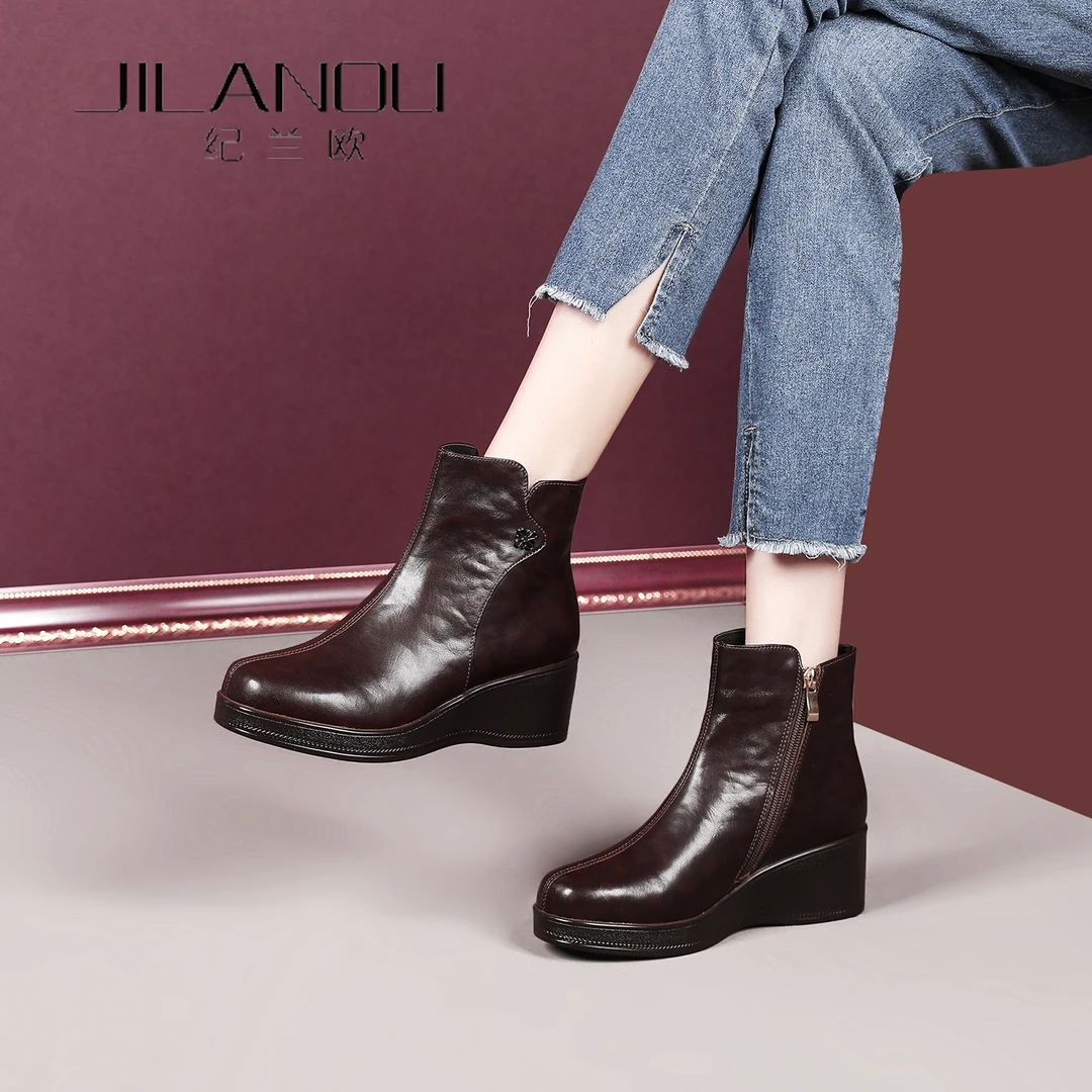 坡跟真皮短靴女冬2025新款厚底妈妈女鞋软底牛皮加绒加厚时装靴子