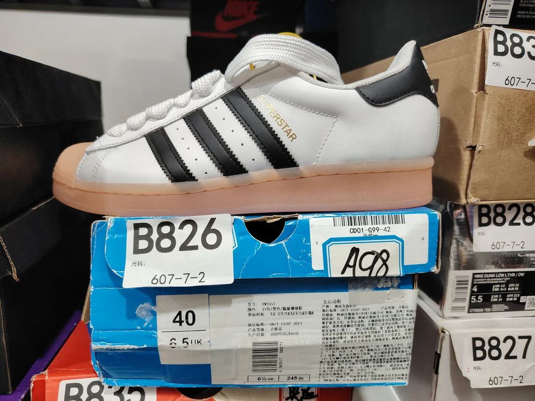 adidasi 黑白运动鞋 全新原盒 6.5uk码 bai 12.6 B826