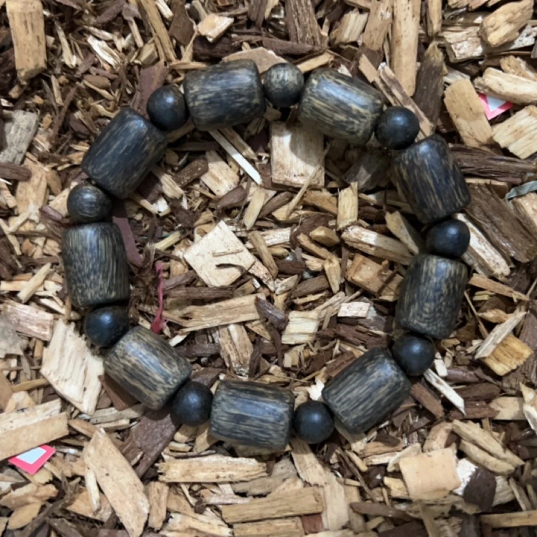 1 福来精选文玩沉香木作手串12mm