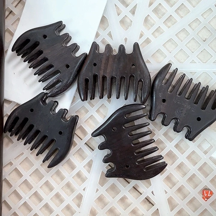 紫光檀小号蝙蝠梳子瑕疵