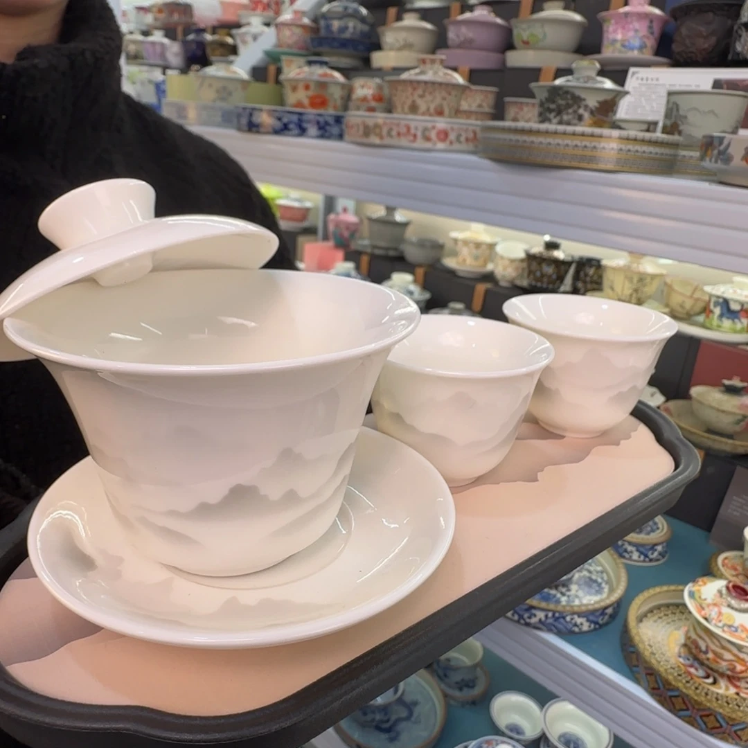 这些盖碗很漂亮我很喜欢！！