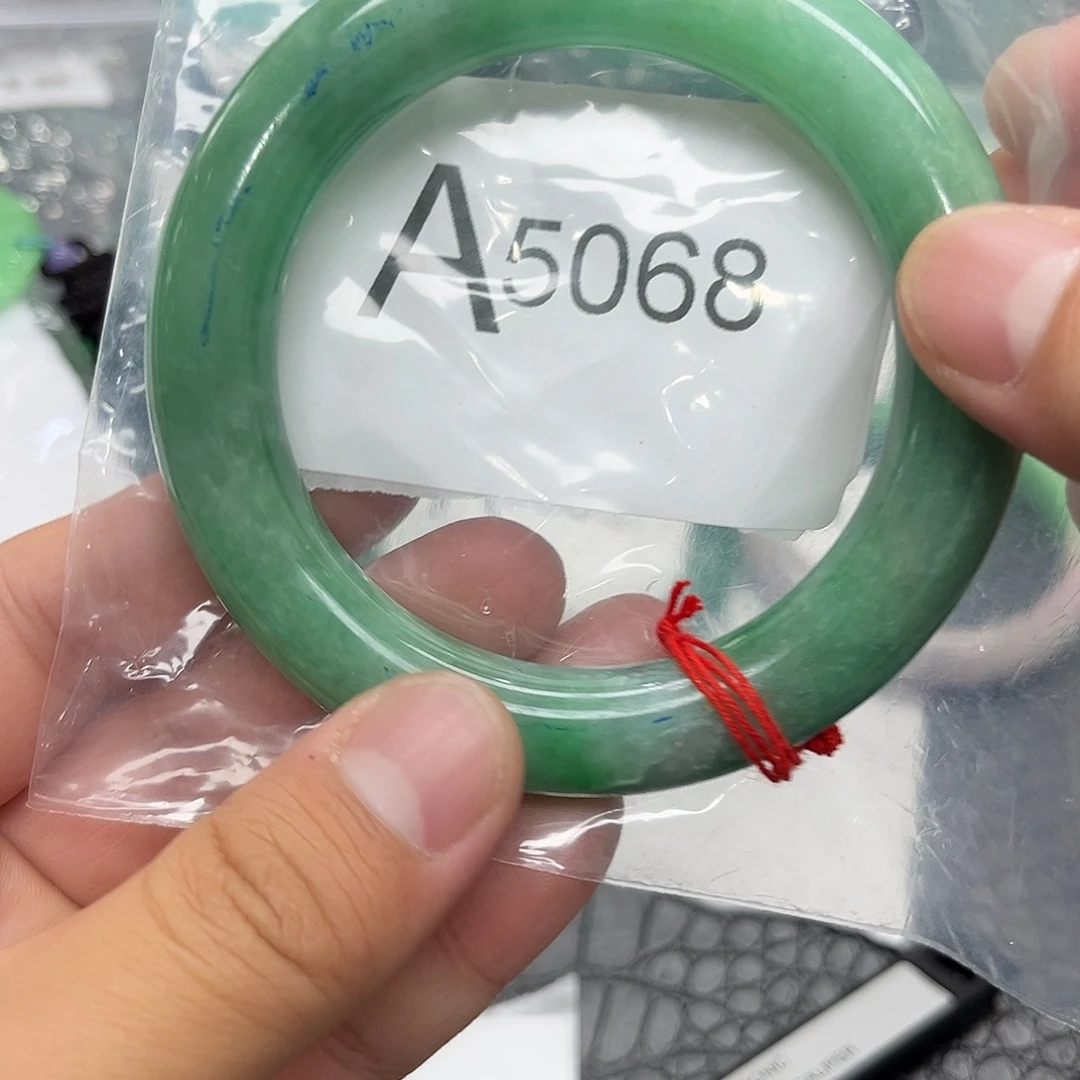 翡翠手镯未镶嵌默认瑕疵