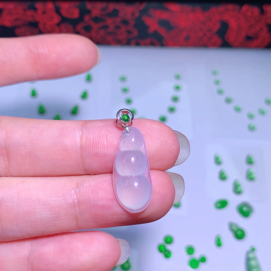 翡翠颈饰18K金镶嵌豆子吊坠