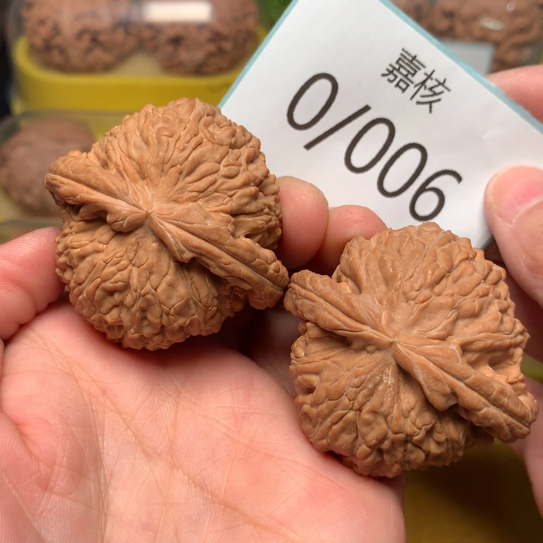 文玩核桃把件毕业红皮闷白46