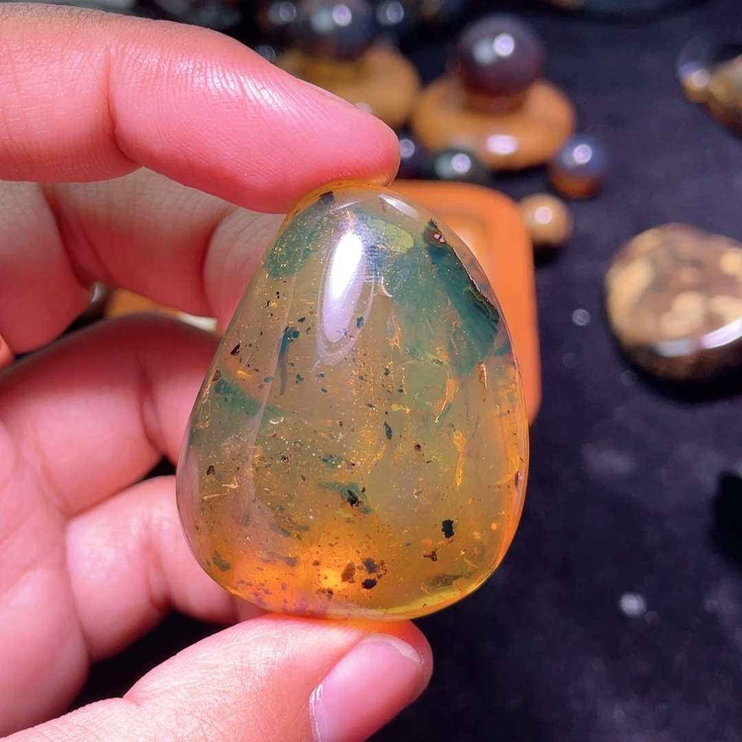 琥珀裸石未镶嵌，