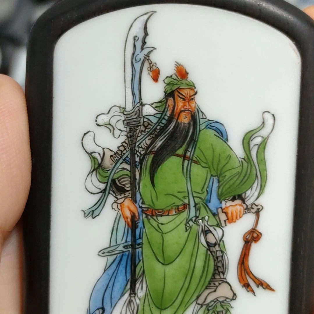 瓷片红**人粉彩关二爷挂件一个