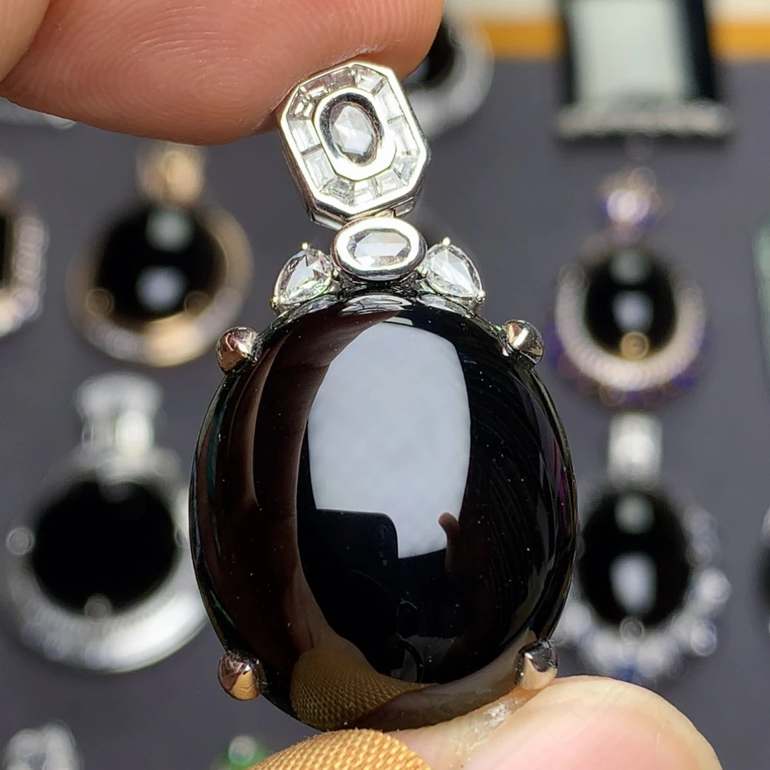 颈饰18K金镶嵌翡翠墨翠蛋面