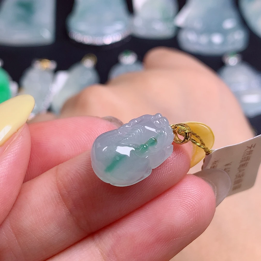 颈饰18K金镶嵌翡翠貔貅