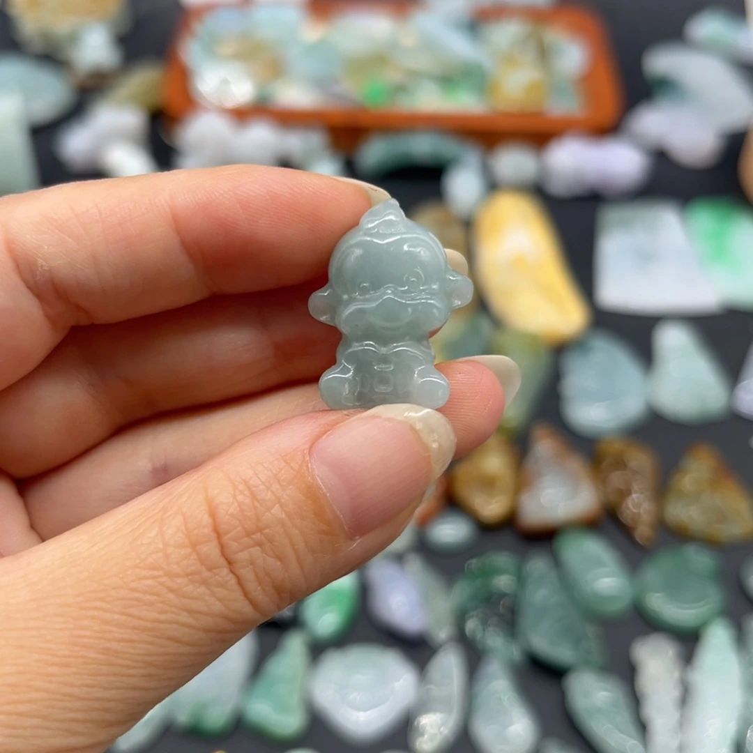 翡翠未镶嵌颈饰猴子