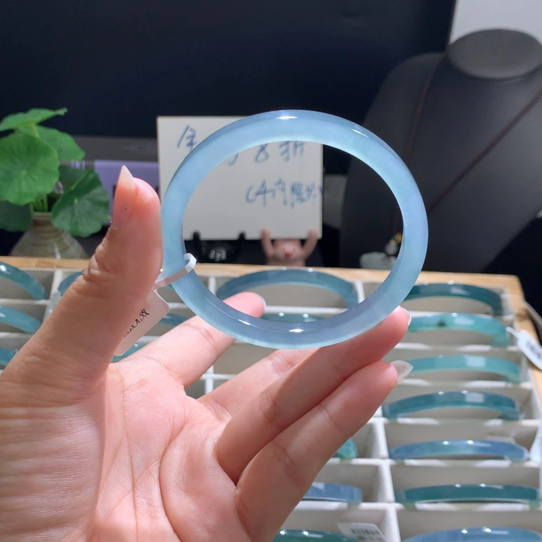 静***8翡翠未镶嵌手镯冰蓝