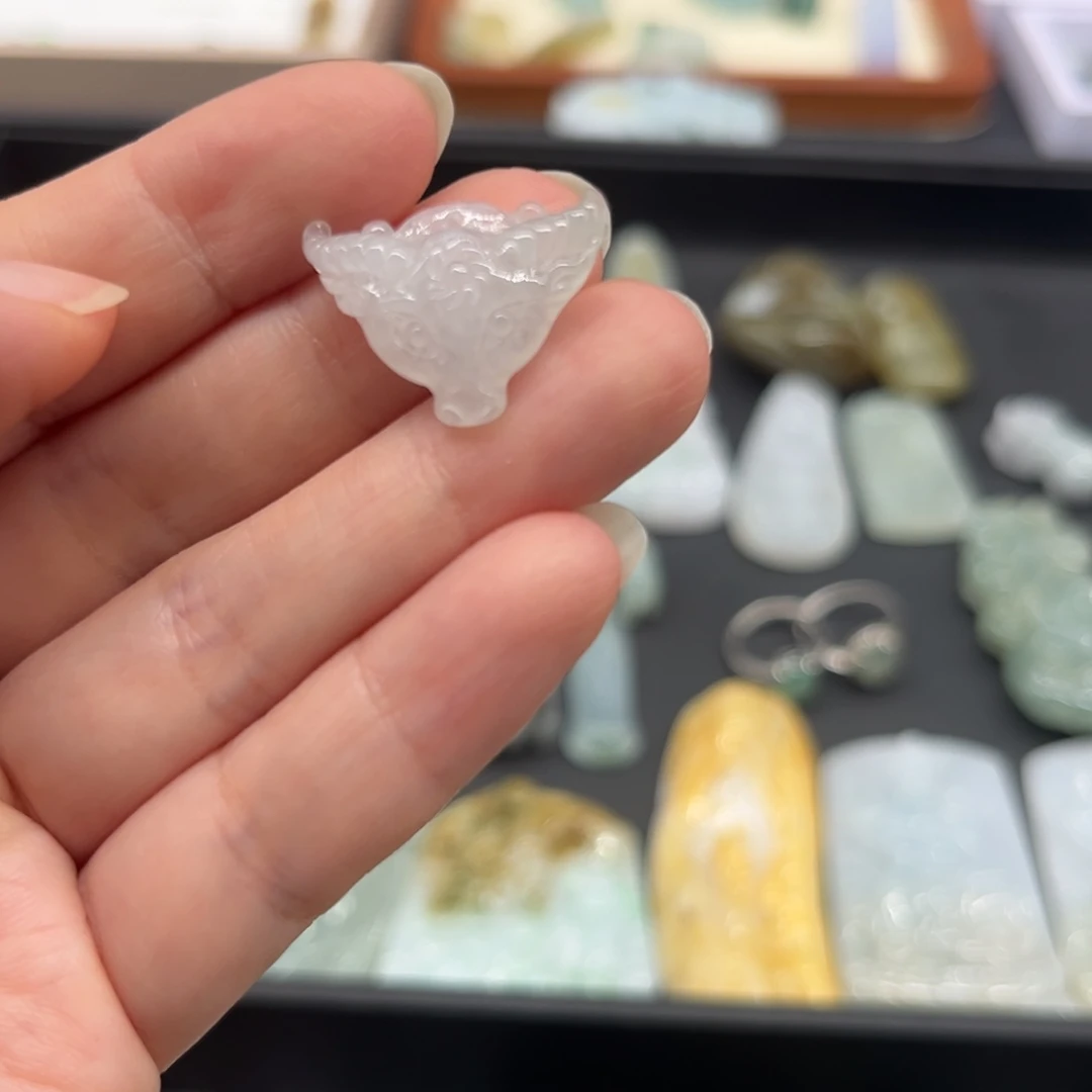 翡翠未镶嵌颈饰牛