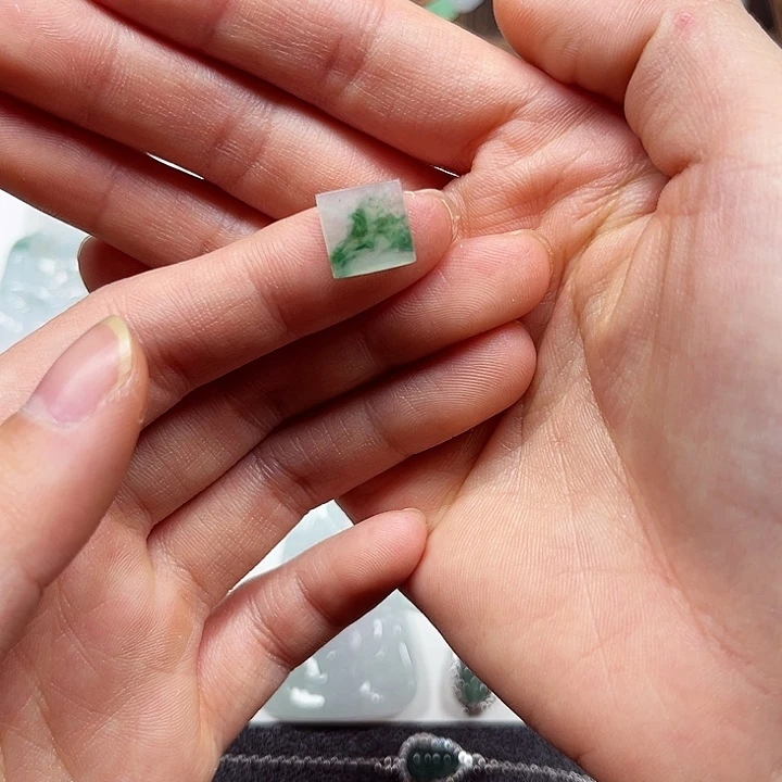 翡翠颈饰未镶嵌翡翠飘花小牌牌