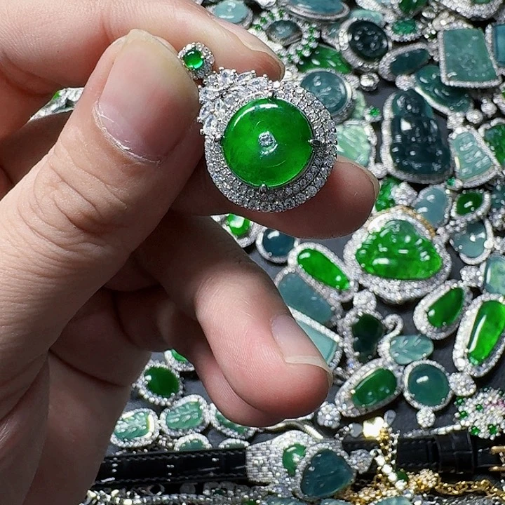 翡翠颈饰未镶嵌天然A货翡翠放漏