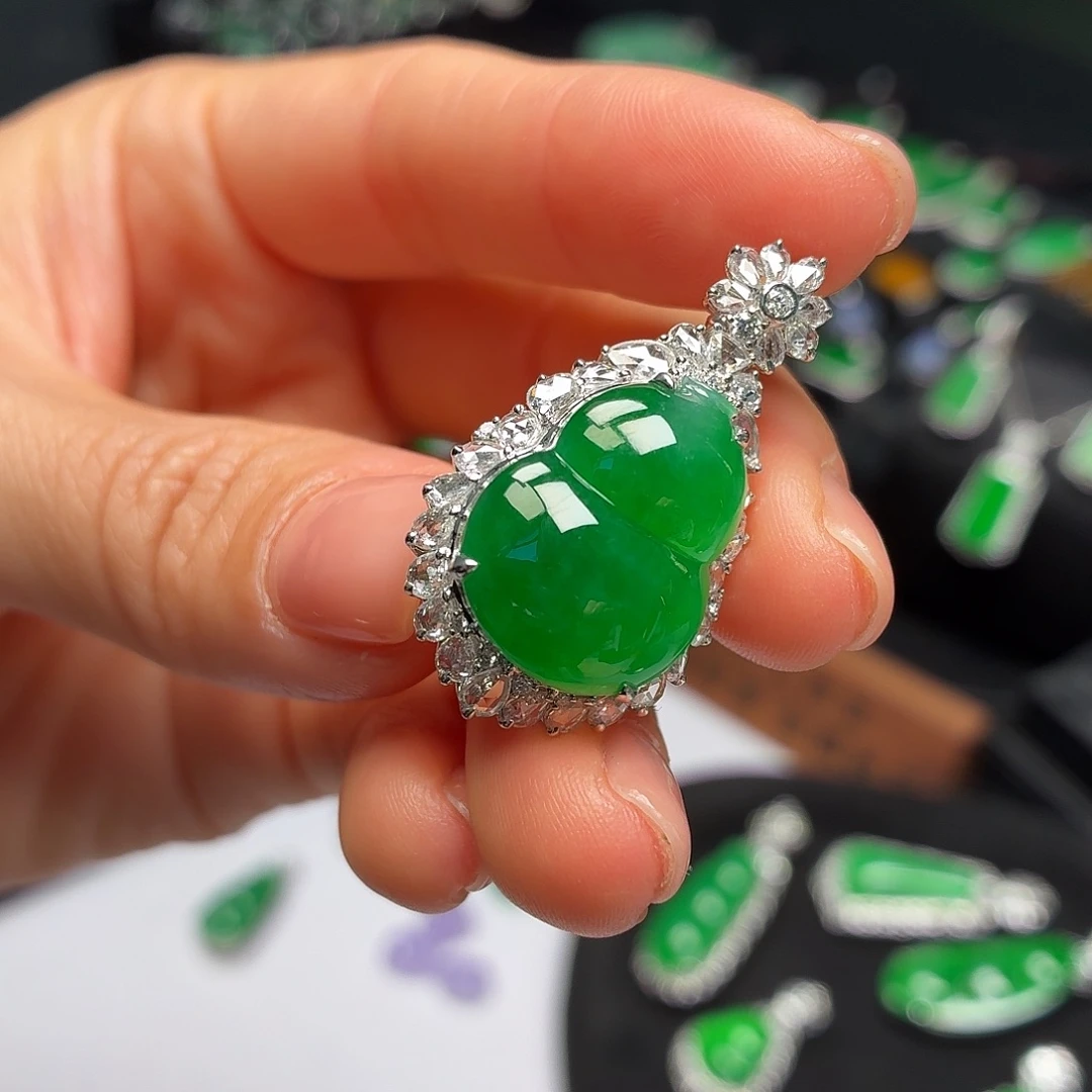 翡翠18K金镶嵌颈饰