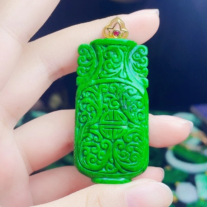 颈饰18K金镶嵌翡翠多样性