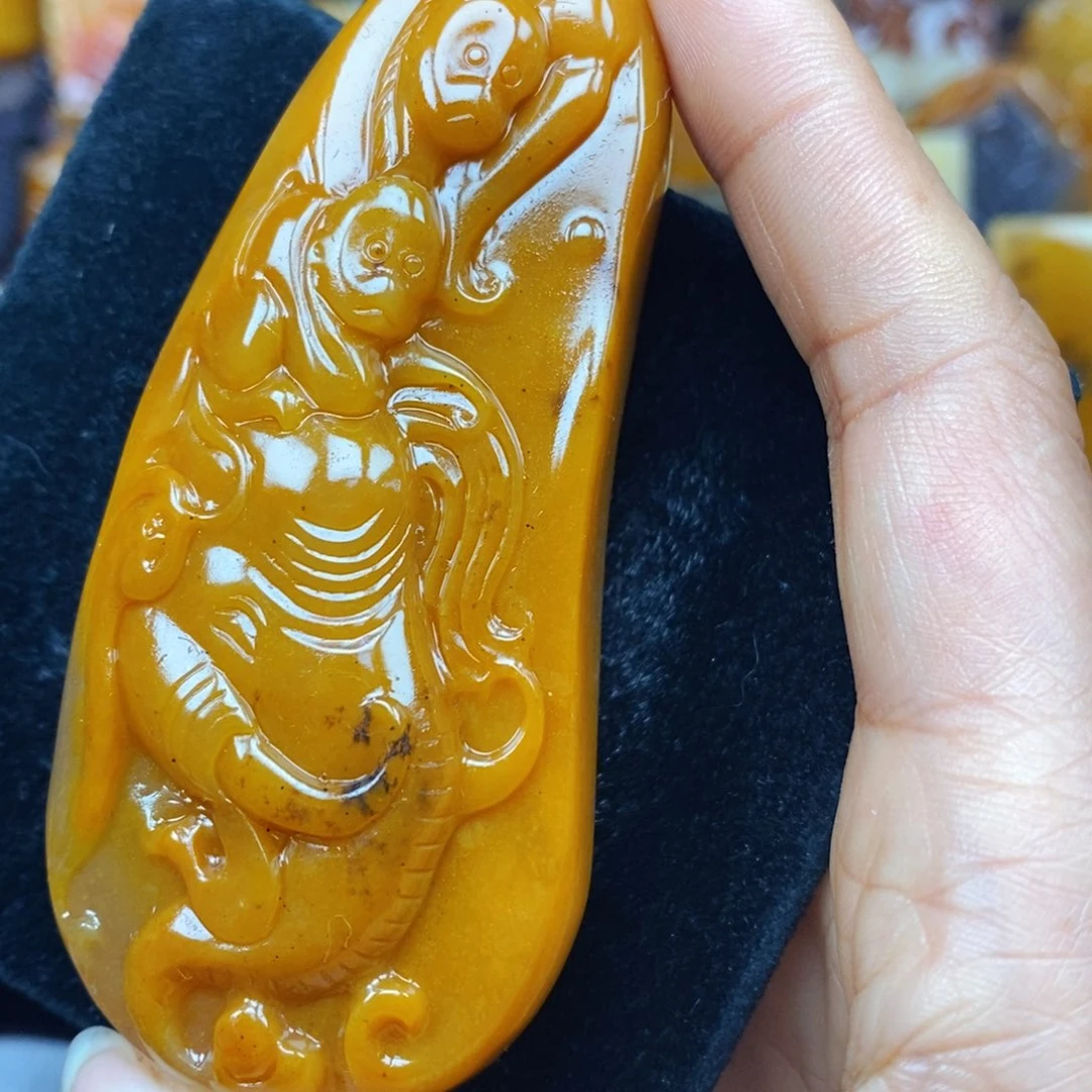 未镶嵌石英质玉（黄龙玉）颈饰