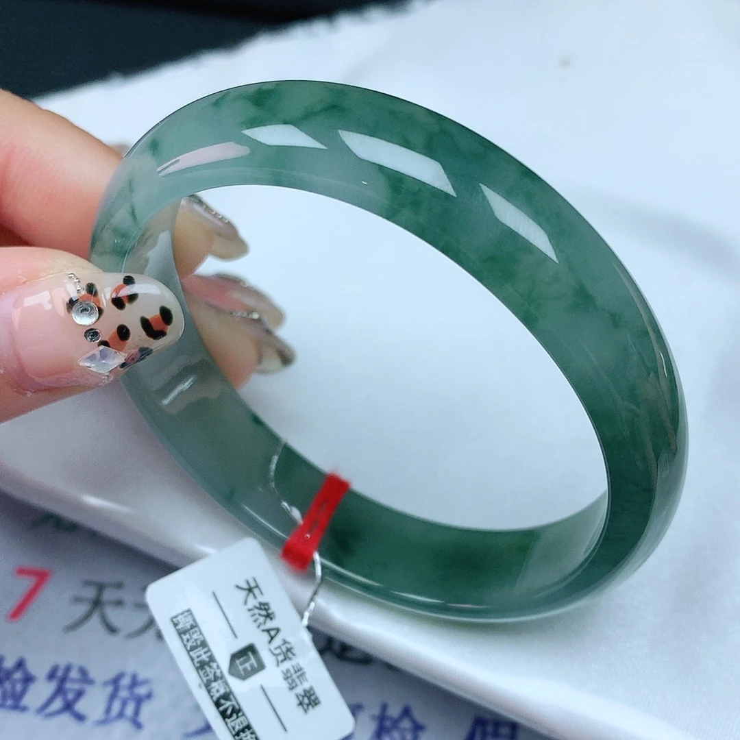 翡翠手镯未镶嵌56贵